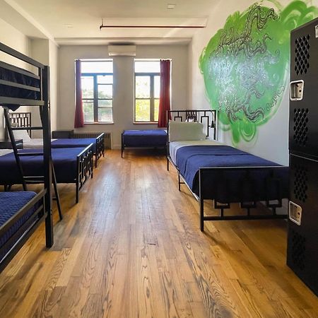 Ny Moore Hostel New York Bagian luar foto