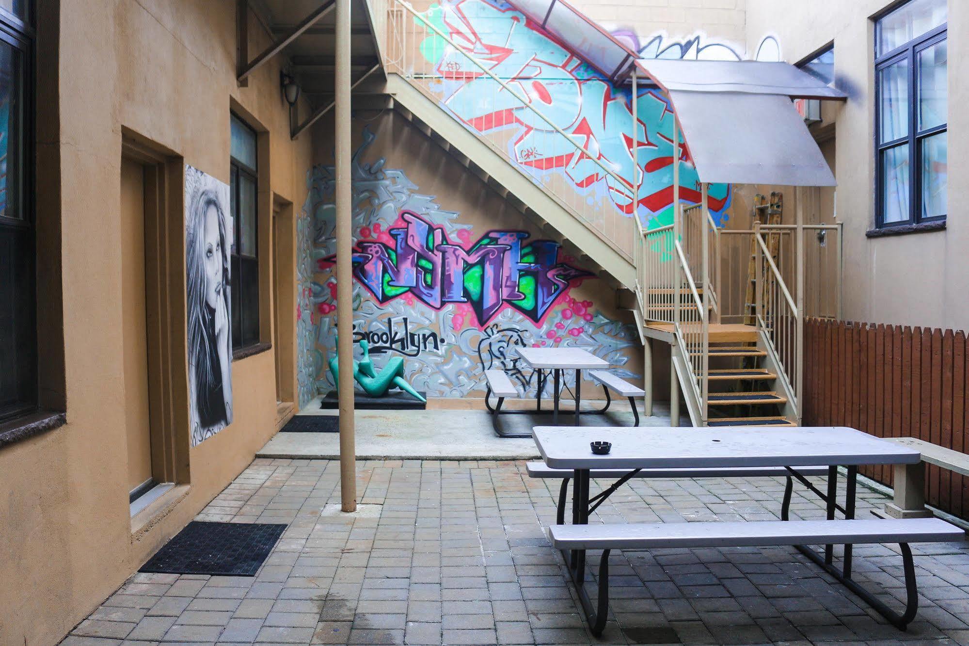 Ny Moore Hostel New York Bagian luar foto